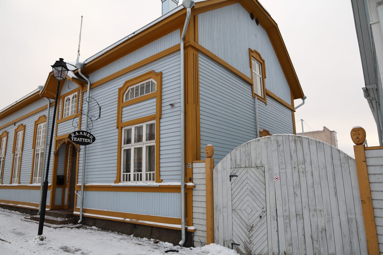 Seitsemäs jouluikkuna löytyy Raahen teatterista.