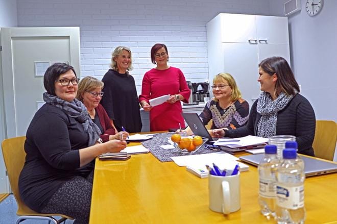 Työllisyyskoordinaattori Anna Nieminen, asiantuntija Anne Paavola, opinto-ohjaaja Anne Yli-Sissala, viestintäasiantuntija Soile Kauttio, korkeakouluasiamies Marjo Vistiaho ja projektipäällikkö Maria Yli-Sikkilä ovat messujen järjestäjäkaartia. KUVA: HARRI KALLIO-KURSSI