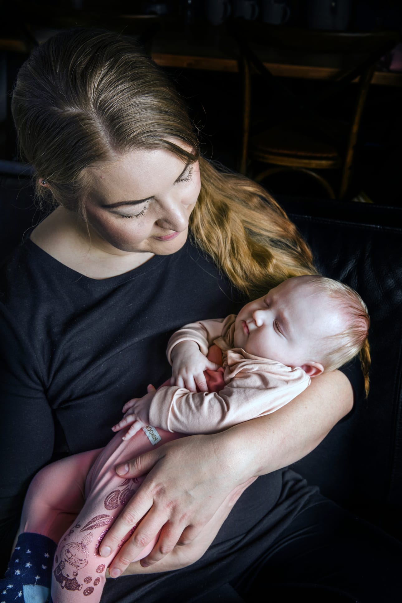 Äidin käsivarsilla on hyvä nukkua. Carita Nousiaisen Linnea-vauva on yksi vuonna 2025 syntyneistä.