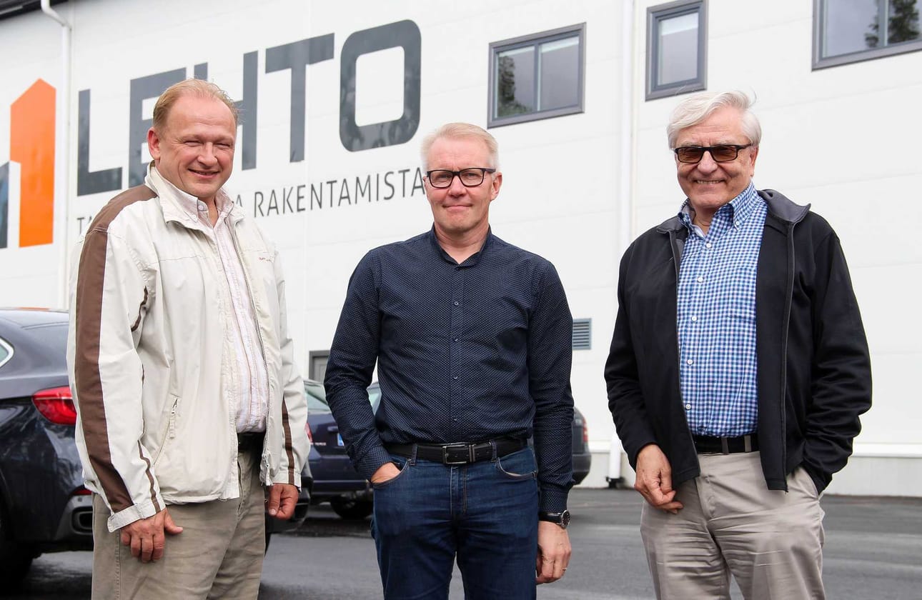 Oulaisten elinkeino- ja kehitysjohtaja Jarmo Soinsaari (vas.), Lehto Groupin toimitusjohtaja Hannu Lehto ja Betonimestareiden hallituksen puheenjohtaja Seppo Saarelainen.