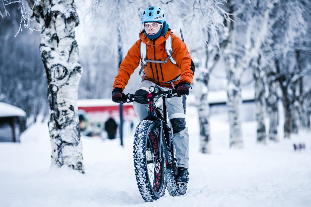 Jani Johansén vannoo läskipyörän nimeen niin työmatkalla kuin lenkillä. Vain alamäkiajossa kapearenkainen maastopyörä on parempi kuin läski, hän sanoo.