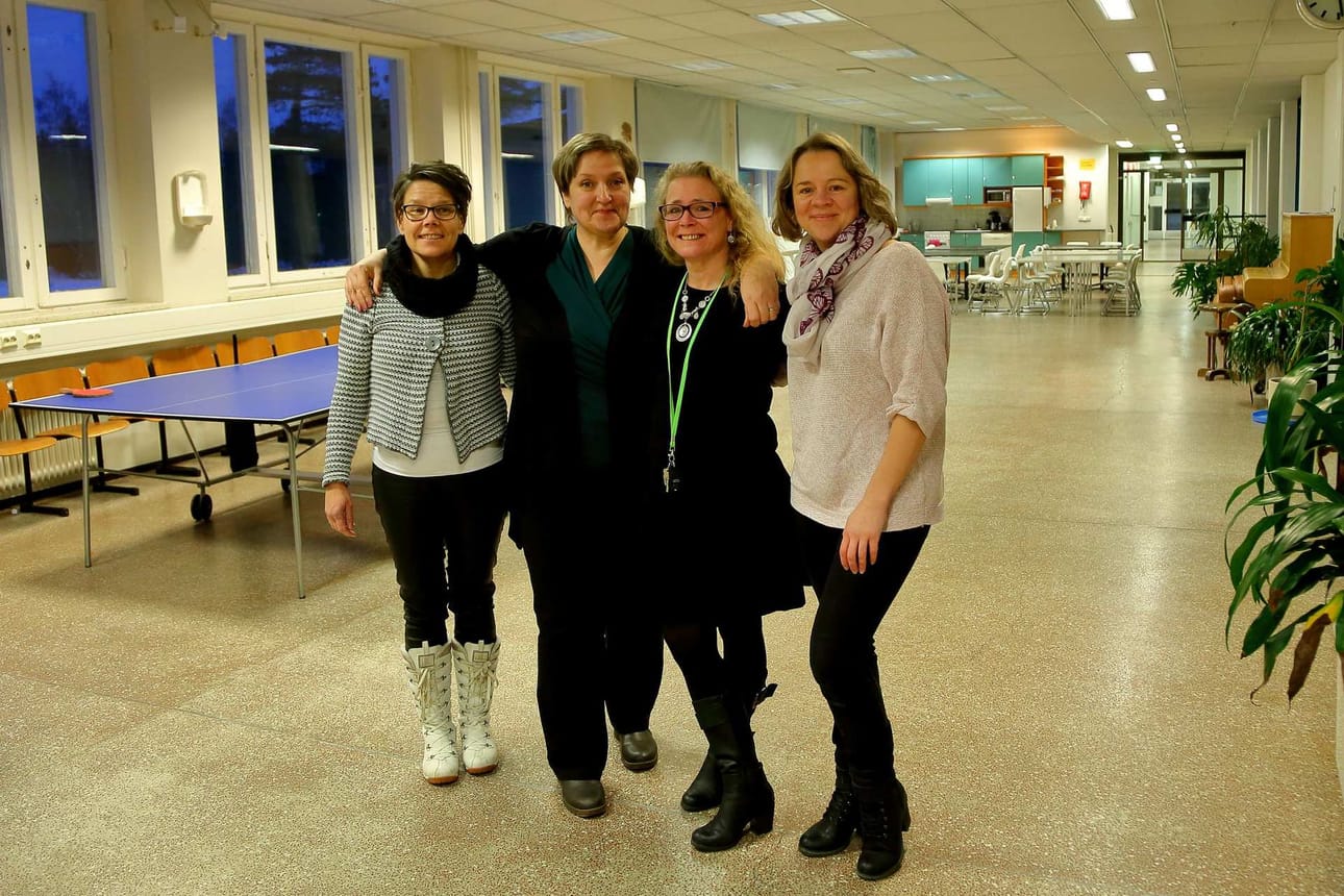 Henketyöntekijät Elsi Ylikulju, Jaana Hautamäki, Birgitta Lahti ja suomenkielenopettaja Viktoria Agapitova entisen Pitkänkarin koulun tiloissa. Tämäkin aula on tupaten täynnä väkeä kansainvälisten iltojen aikaan. –Raahen kansainvälistyy koko ajan, naiset toteavat.
