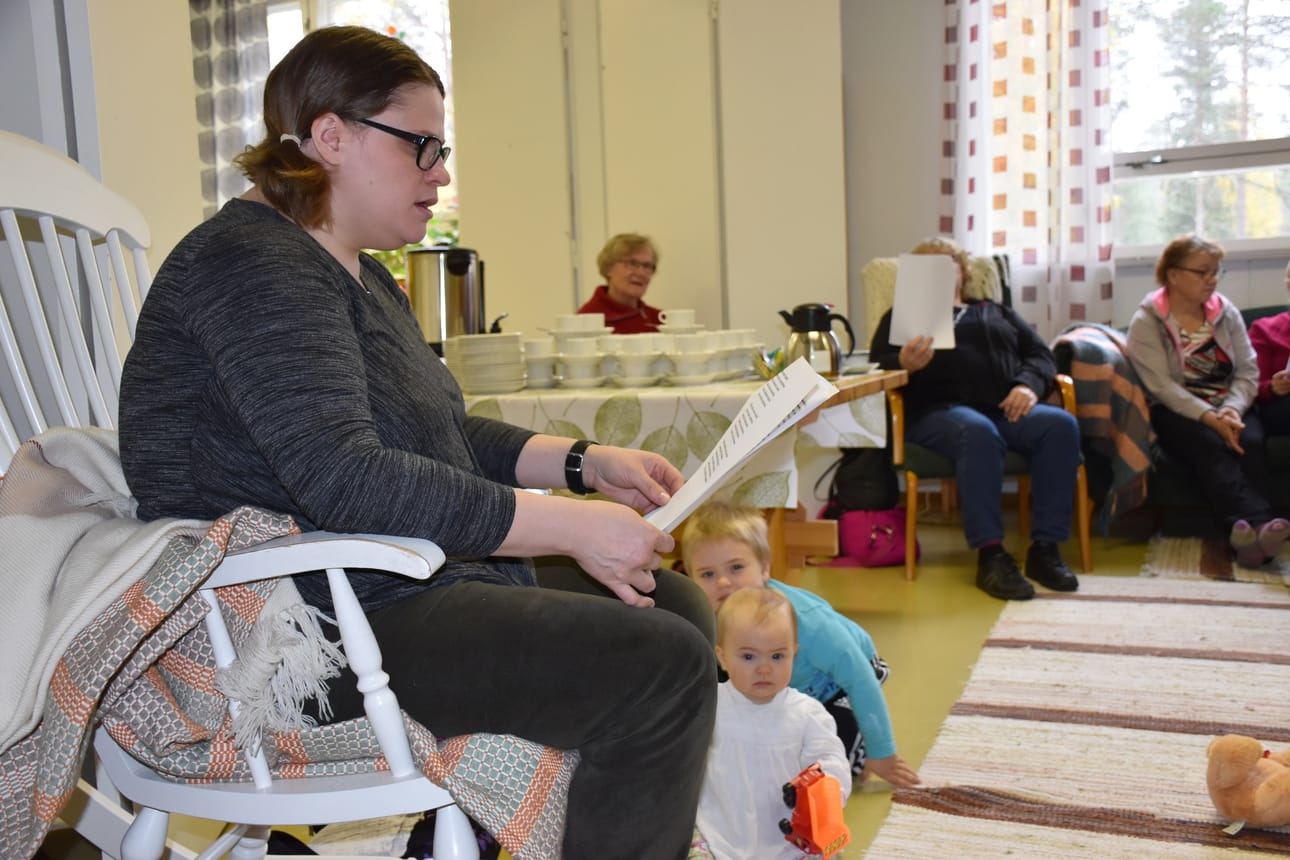 Yhteislaulu raikui. Marjo Kivelä tuli kerhoon lastensa Konstan ja Tinjan kanssa.