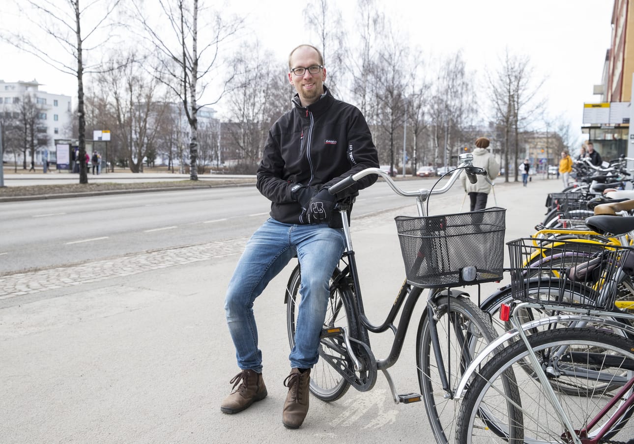 Harri Vaarala polkee työasioissa päivisin kaupunkipyörällä ja matkat töihin maantiepyörällä. Pyöräilijät ja jalankulkijat erotetaan pian omille väylilleen Saaristonkadulla.