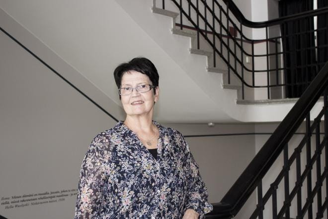 Kirsi Sand on työskennellyt Vaasan kaupunginteatterissa yli 30 vuotta ja viiden teatterin johtajan kaudella. Eläkkeellä hän aikoo hengähtää, matkustella, viettää aikaa seitsemän lastenlapsensa kanssa, jatkaa kuoroharrastusta ja ehkä kirjoittaakin jotain. KUVAT: LAURA KROHN