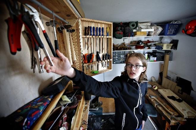 Mikael Peltokedon kotiverstaasta löytyy kaikki puukkojen teossa tarvittavat työkalut. kuva tomi kosonen.