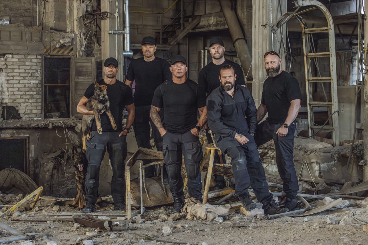 Erikoisjoukkojen viidennen kauden kouluttajat: Matias Petäistö (vas.), lääkäri Antti Oksanen, Jan Knutti, Robin Hendry, Janne Lehtonen sekä psyykkinen valmentaja Vilho Ahola. Kuvassa myös Petäistön Rossi-koira, josta hän joutui luopumaan raajan hermovaurion takia.