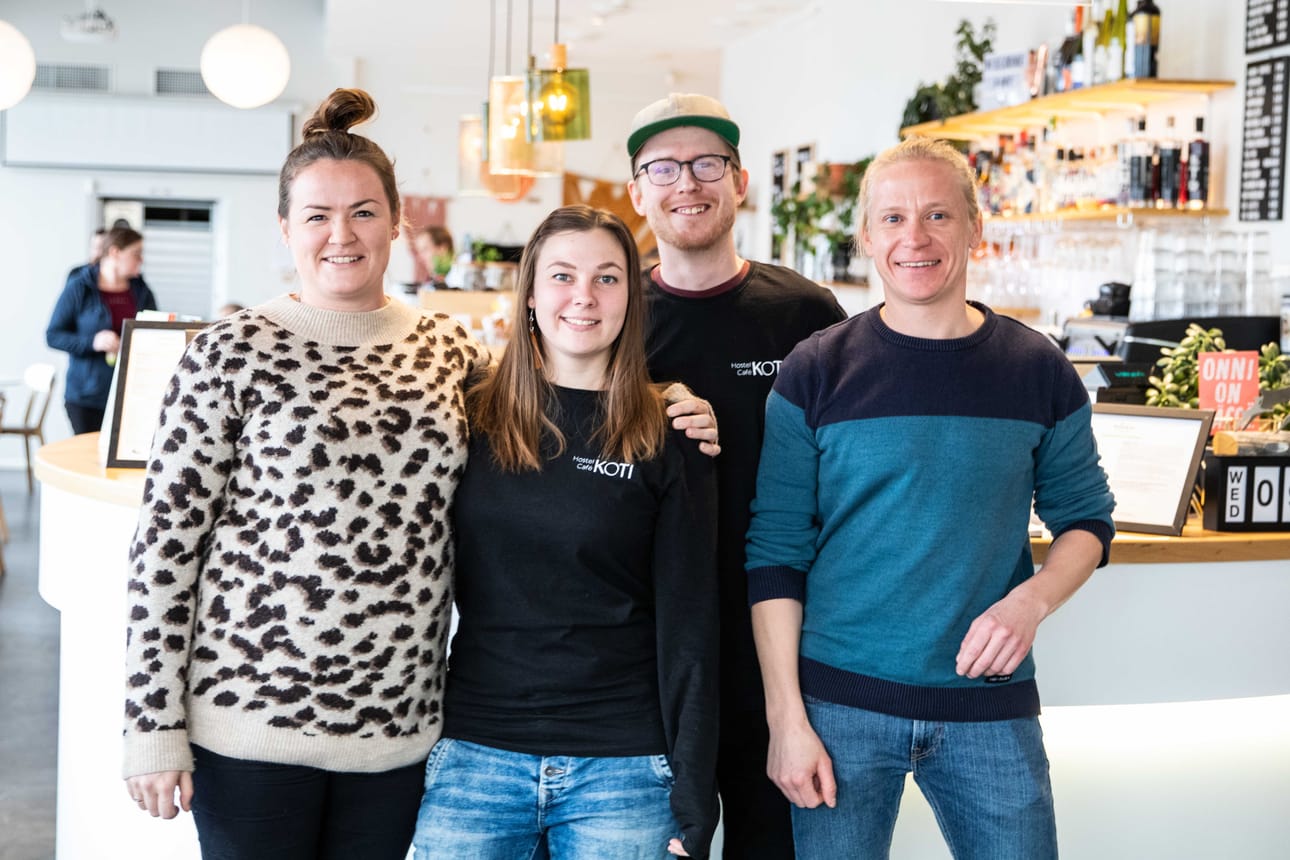 Lapin Yrittäjiin kuuluva Hostel Café Koti on tehnyt lukuisia toimitiloihin liittyviä investointeja kolmen toimintavuotensa aikana: ensi alkuun Pohjoismaiden Yhdyspankin rakennus muutettiin majoitustoimintaan sopivaksi ja alakerran pankkisali valjastettiin kahvilaksi. Sittemmin hostellin sisäpihan katolle perustettiin Mökki-kattoterassi paljuineen ja baarikoppeineen. ”Uuden tekeminen jännittää aina, mutta niin pitääkin”, yrittäjä Tuulia Repo (vas.) kuittaa. Vieressä ravintolapäällikkö Annika Uurtamo, keittiömestari Jari Brandt ja toinen perustajista Antti Piiparinen.