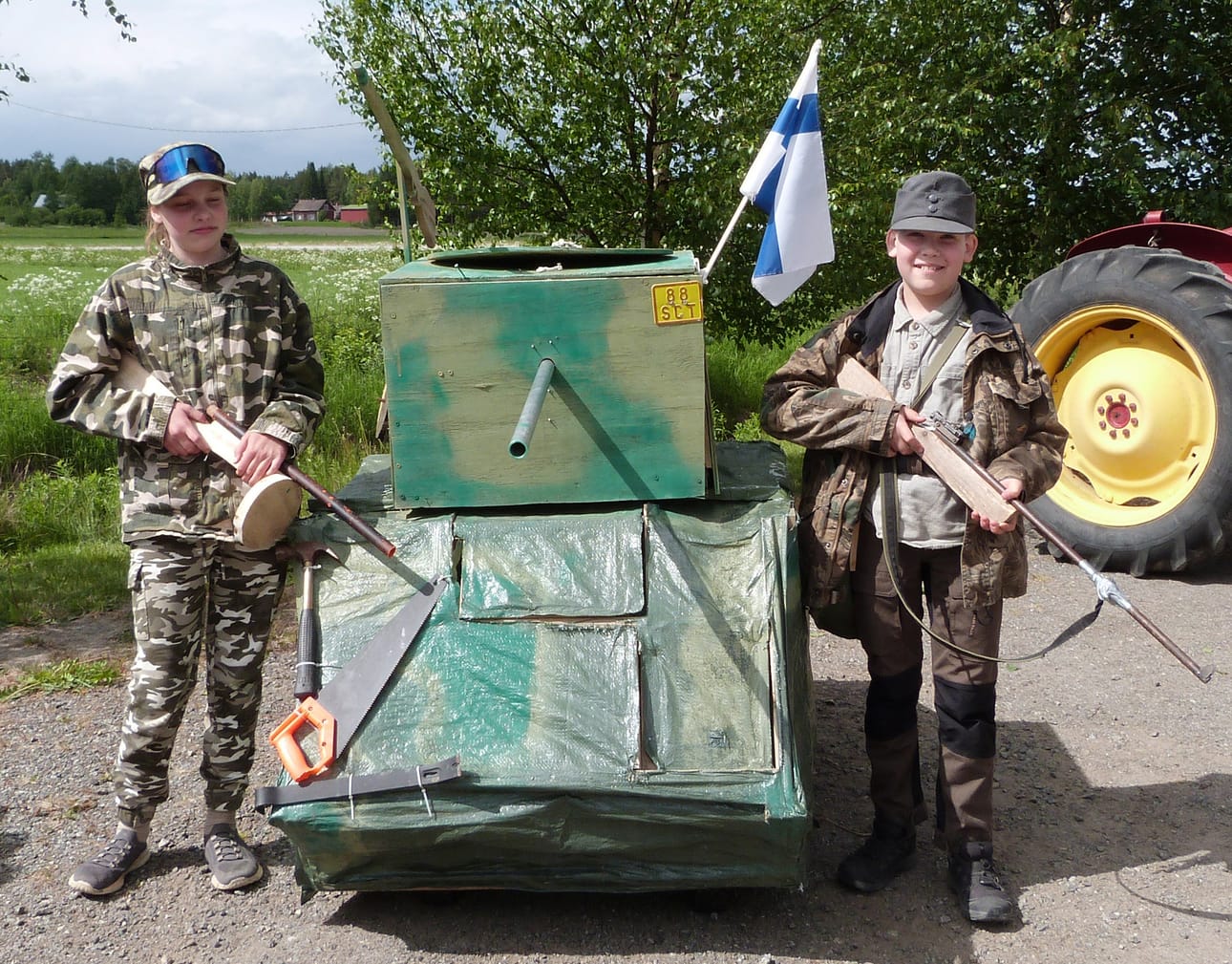 Iida Kangas Ilmajoelta ja Uula Ylirinne Vesiluomalta esittelivät valmistamaansa panssarivaunua Prännin pöhinöissä. Kaksipaikkaisen Pentin etupanssarissa on kaksi luukkua. Ylempi on tarkoitettu ohjaajalle ja alempi lähinnä ampumiseen.