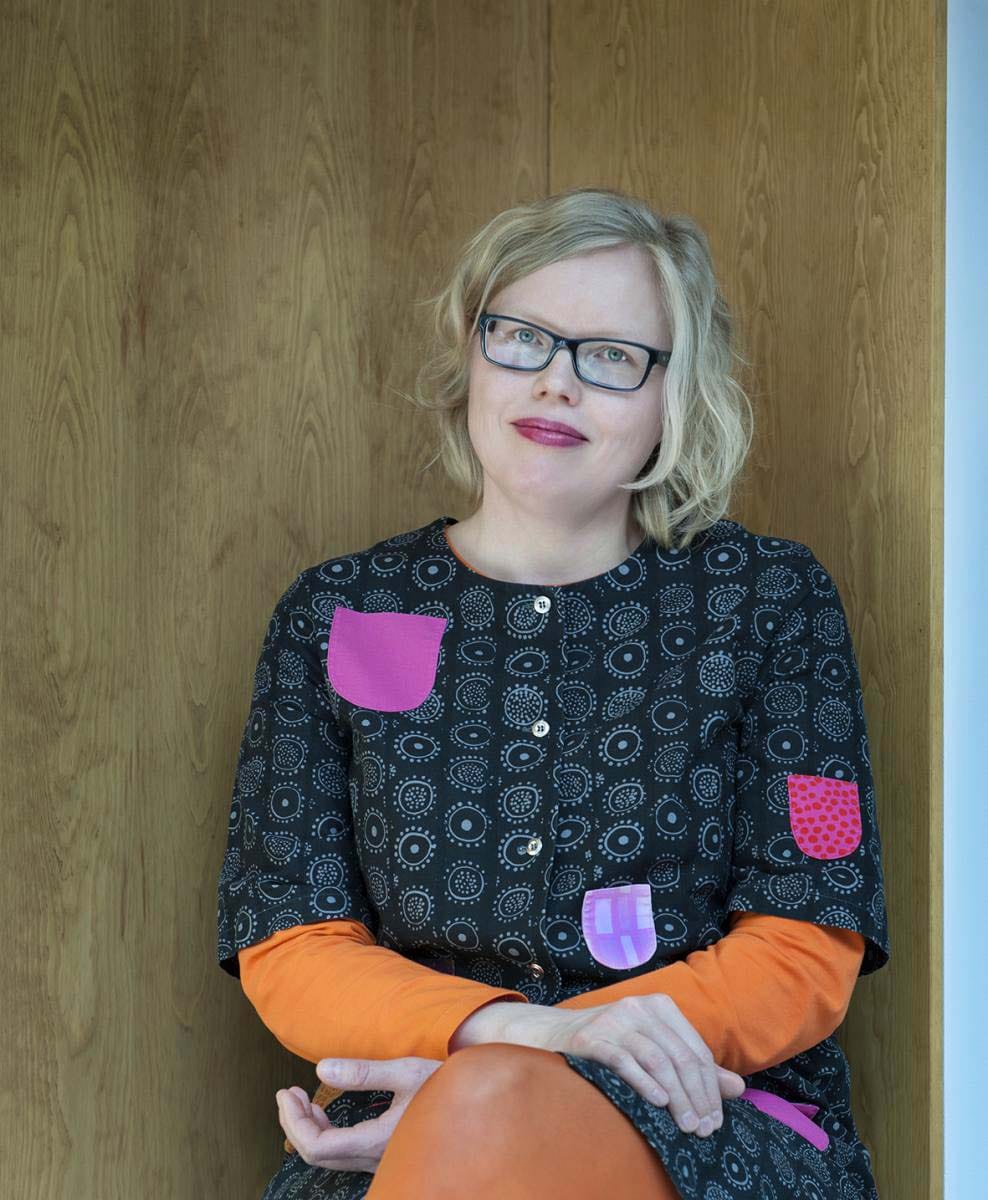 Teija Korhosta on aina kiinnostanut myös ihmisten sairaudet. Hän on tyytyväinen, että pääsee nykyisessä työssään toimimaan kansanterveyskysymysten parissa.
