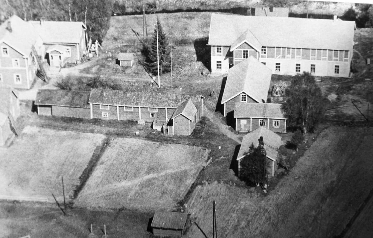 Tältä nahkatehtaan alue näytti 1940-luvulla. Kuvassa vasemmalla suutarinverstas ja kunnan kauppaan kuuluva asuinrakennus. Oikealla ylhäällä nahkimo. Keskellä olevat varastorakennukset on purettu.
