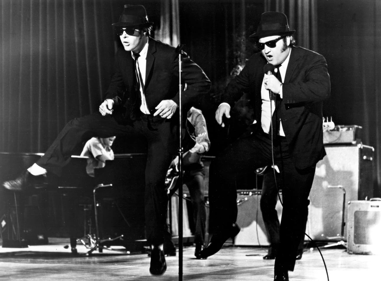 Musiikkikomediassa Bluesin veljekset lähtevät pelastamaan vanhaa lastenkotiaan, törmäten kaikkialla vaikeuksiin.