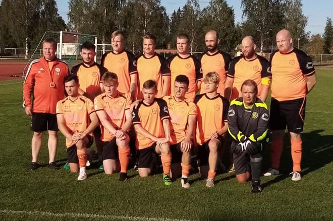 Jurva-70 lähti syyskauden ensimmäiseen yläloppusarjan otteluun seuraavalla joukkueella: vasemmalta ylhäältä pelaajavalmentaja Hannu Lång, Shaip Avdili, Arttu Lehtinen, Matias Tiittanen, Juuso Hautamäki, Mykola Makasiuk, Anssi Lehtola ja Joni Saarela. Alhaalla vasemmalta Albion Avdili, Antti Mäntylä, Topias Pietilä, Albin Avdili, Aapo Kaura-Aho ja Juhani Kangas. KUVA: JARMO HAUTAMÄKI