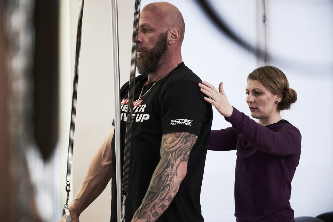 Mika Hiltunen hakee liikkuvuutta rintarankaan pilatesstudion pedi pole -laitteella. Hiltunen on todellinen voimamies. Hän on yksi kolmesta suomalaisesta, joka on vetänyt maasta 400 kiloa. Hänen tuloksensa on alle 125-kiloisten maailmantilastossa seitsemäs kautta aikojen.
