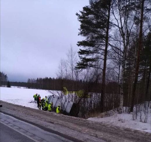 Pakettiauto pyörähti katolleen.