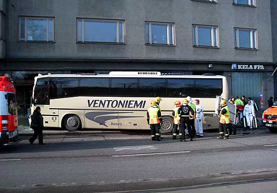 Bussi törmäsi rakennuksen seinään helsingin Mannerheimintien ja Etelä-Hesperiankadun kulmassa.