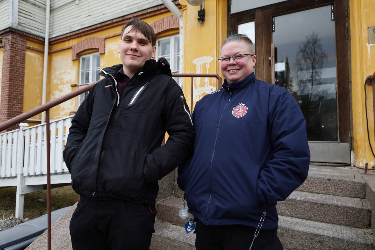 Kristillistä pääsiäisdraamaa tehtäessä esiintyjien on pitänyt muistaa se, että kielen pitää olla tyyliin sopivaa. – Ainakin joo, jep ja okei ovat kiellettyjen sanojen listalla, kertovat draamassa esiintyvät Matias Krekilä ja Sanna Jokela.