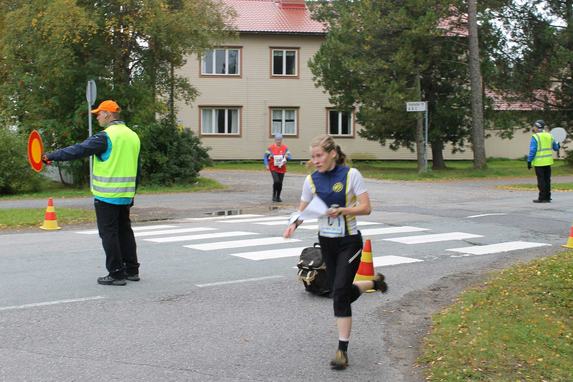 Noora Räisänen aloitti vauhdilla ykkösrastin virheen paikkaamisen. Vanhatien ylityksessä kulkua turvaavat Teijo Harjuhaahto (vas) ja Pentti Ramsted.