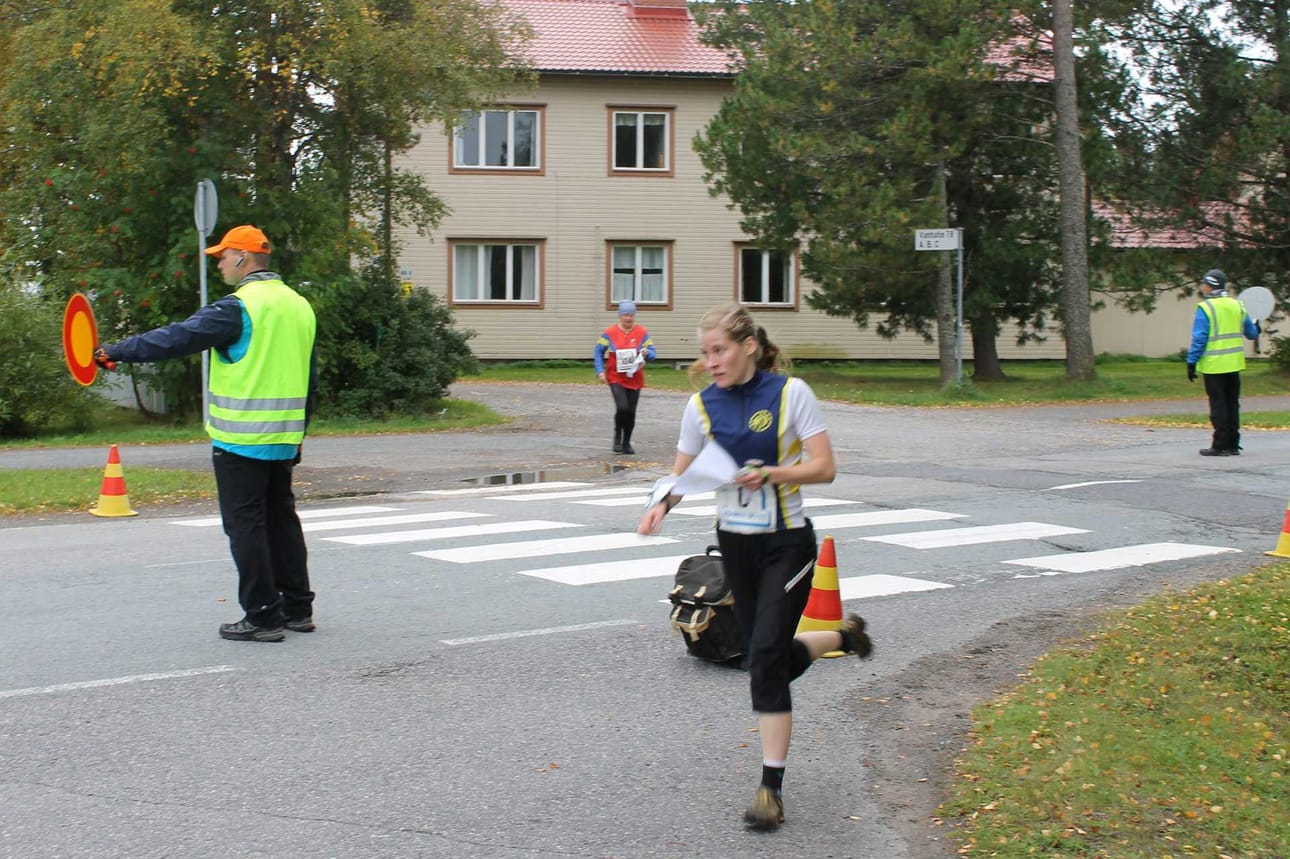 Noora Räisänen aloitti vauhdilla ykkösrastin virheen paikkaamisen. Vanhatien ylityksessä kulkua turvaavat Teijo Harjuhaahto (vas) ja Pentti Ramsted.