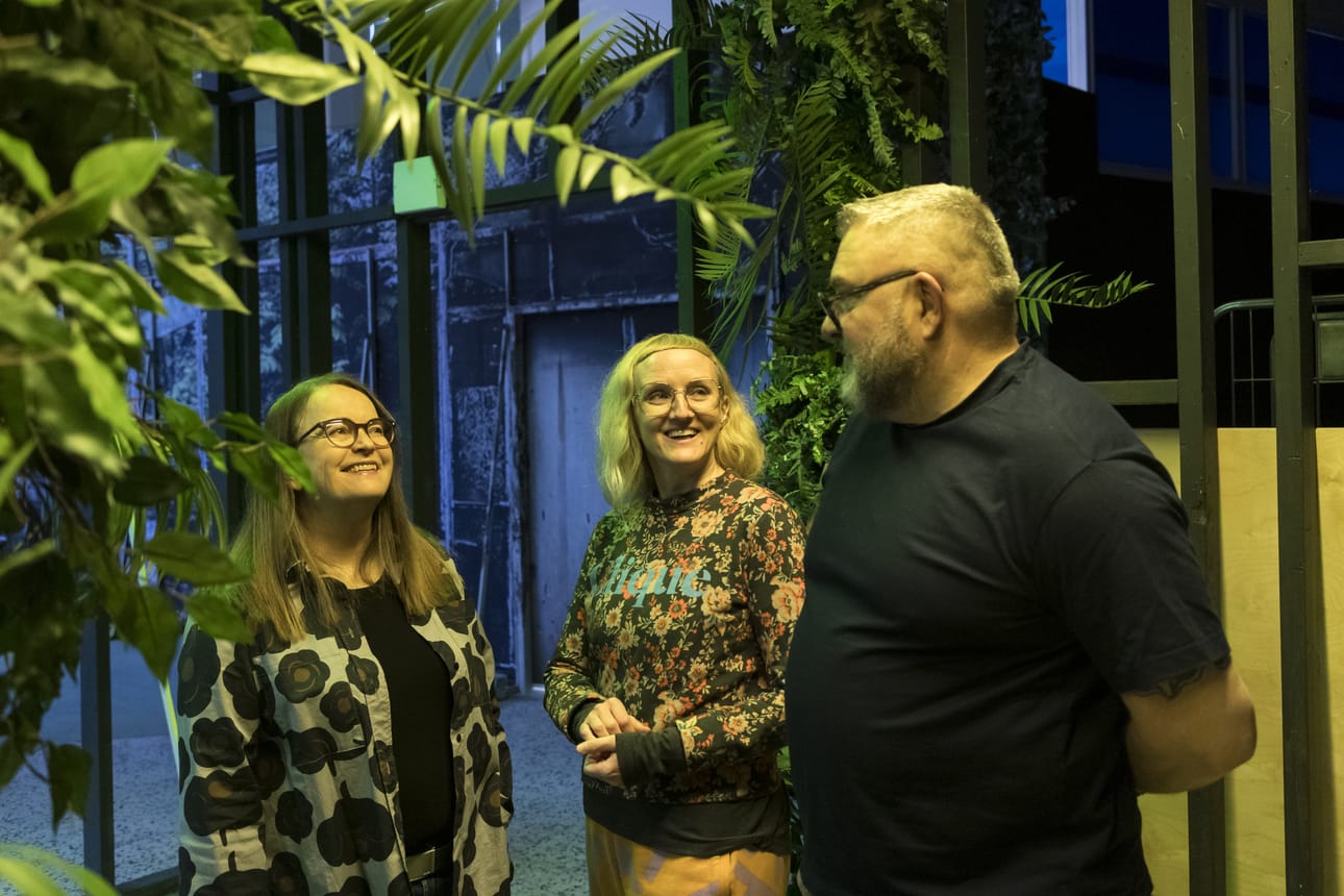 Ohjaajat Pirjo Yli-Maunula (vas.) ja Alma Lehmuskallio sekä lavastaja Kalle Nurminen halusivat, että Faravidin maassa näkyvät Raksilan markettien elämän jäljet sekä ennen purkua tapahtuva unohdus ja hylätyksi tuleminen. "Haluan aina, että esiintymispaikalla on voimakas karaktääri", Yli-Maunula sanoo. Kuva: Janne-Pekka Manninen
