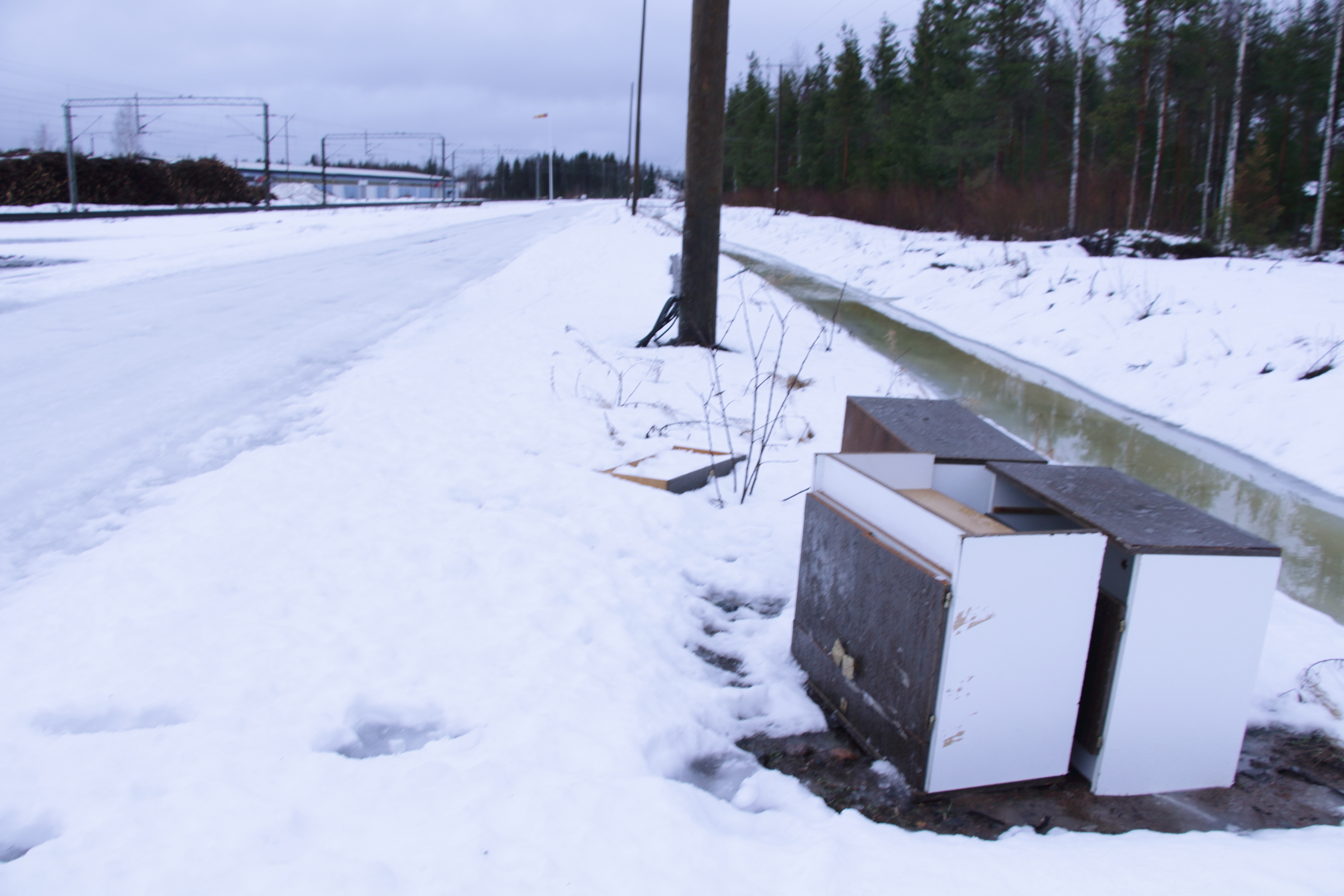 Radan huoltotien varteen kuskatut kalusteet kiinnittivät ohikulkeneen huomion. 