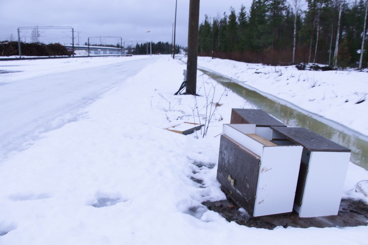 Radan huoltotien varteen kuskatut kalusteet kiinnittivät ohikulkeneen huomion.