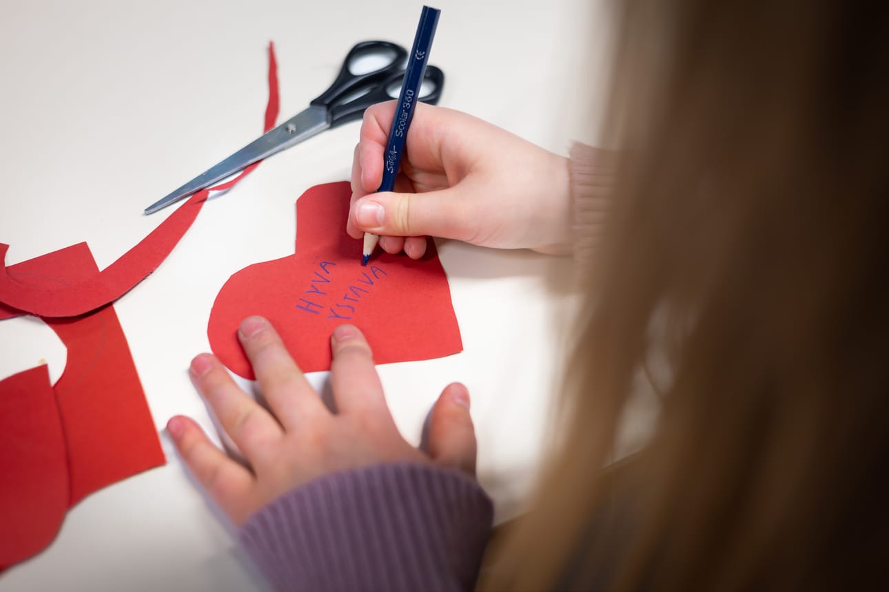 Suomen Kustannusyhdistyksen tilastoissa näkyvät oppikirjahankinnat. Oppimateriaalit pitävät kuitenkin sisällään myös paljon muuta, kuten kuvataidetuntien materiaalit.