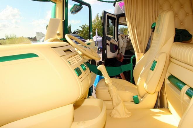 Tämän kyydissä kelpaisi istua: Englannista Härmään tullut Paul Cecil voitti Daf-autollaan kolme ykköstilaa sarjoissa International Semitrucks, Pisin matka ja Paras sisustus.