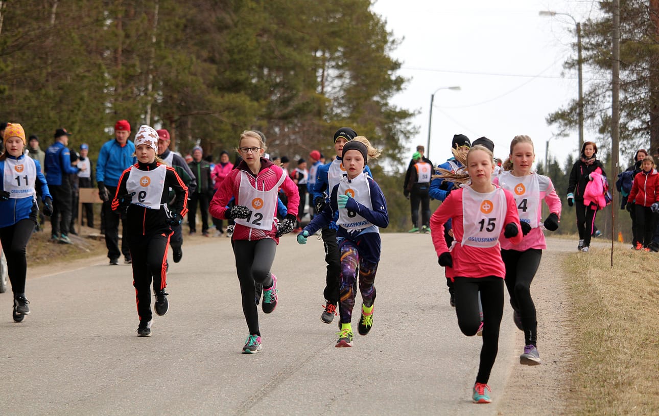 Tavastkenkä-hölkkä innosti mukavasti myös lapsia. Tyttöjä oli Tavastkengän lisäksi juoksemassa Kestilästä, Pulkkilasta ja Rantsilasta.