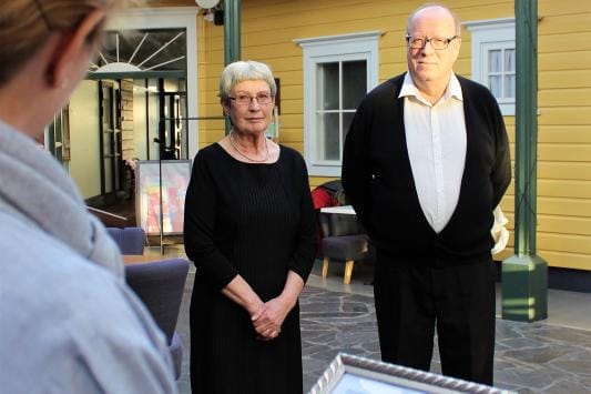 Kaija-Leena ja Ari Suomi vastaanottivat Kristiinan matkailuyhdistyksen myöntämän palkinnon. Kunniakirjan heille ojensi yhdistyksen puheenjohtaja Kristina Itälaakso. KUVA: MINNA ZILLIACUS