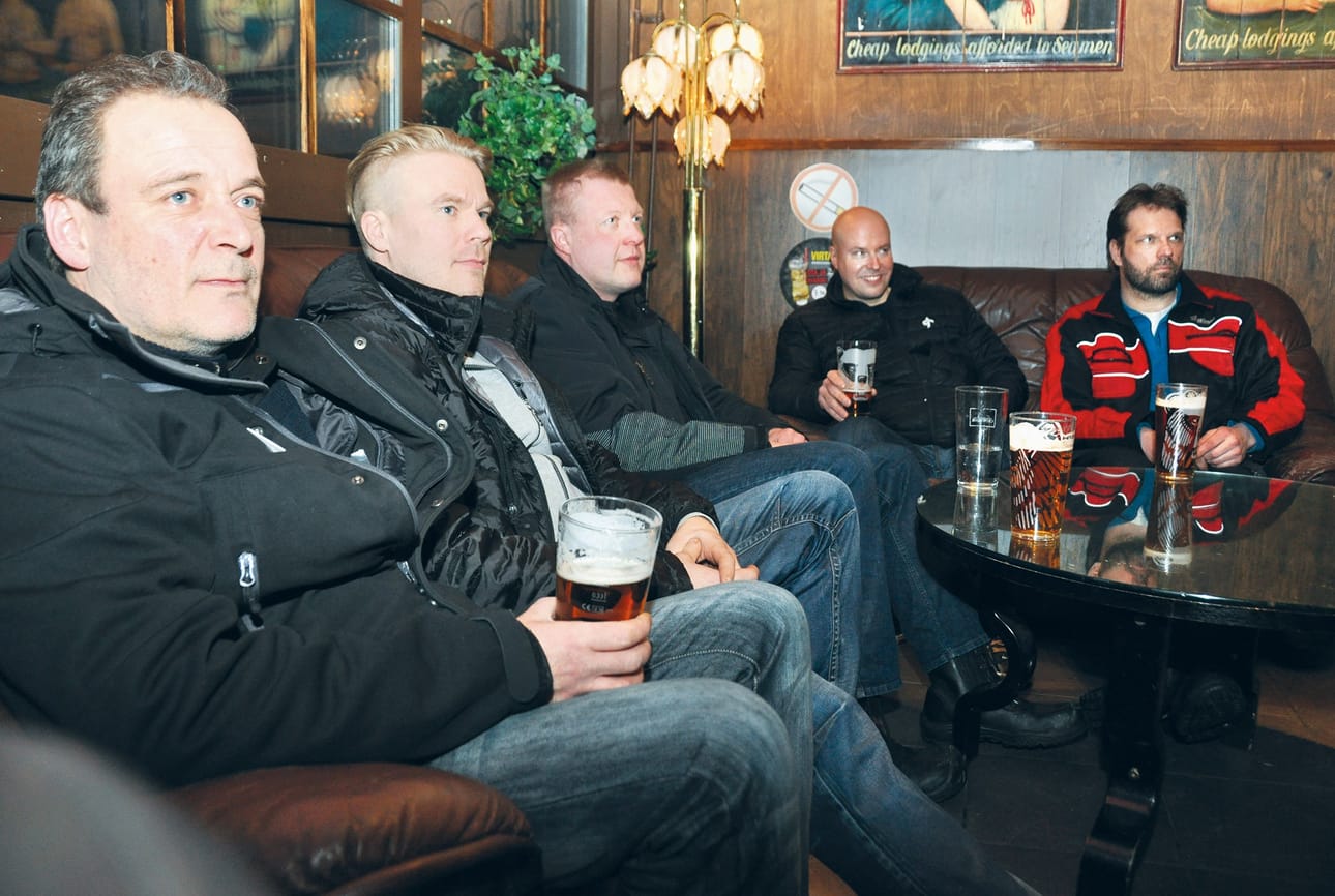 Timo Kampman, Markku Ahola, Miika Sutinen, Mika Ollikainen ja Rami Tuohimaa ruotivat työviikkoaan Pub Neidonkengässä Emmerdalen aikaan.