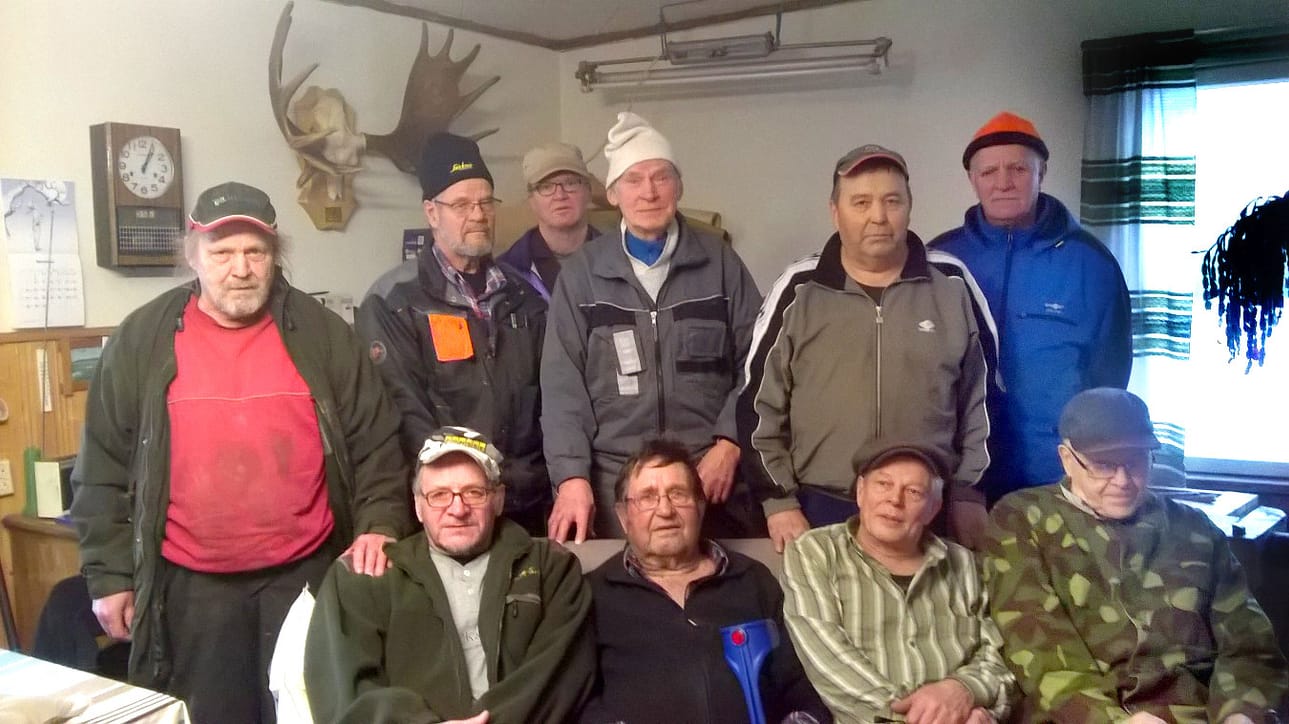 Satimen pirtin potretissa jymäkät ja kuuluisat hirvenkaatajat: vas. istumassa Esko, Urho, Vesa ja Matti, vas. seisomassa Jussi, Simo, Antti, Matti, Erkki ja Pekka. Kuvan rapsautti Esko Lehtinen