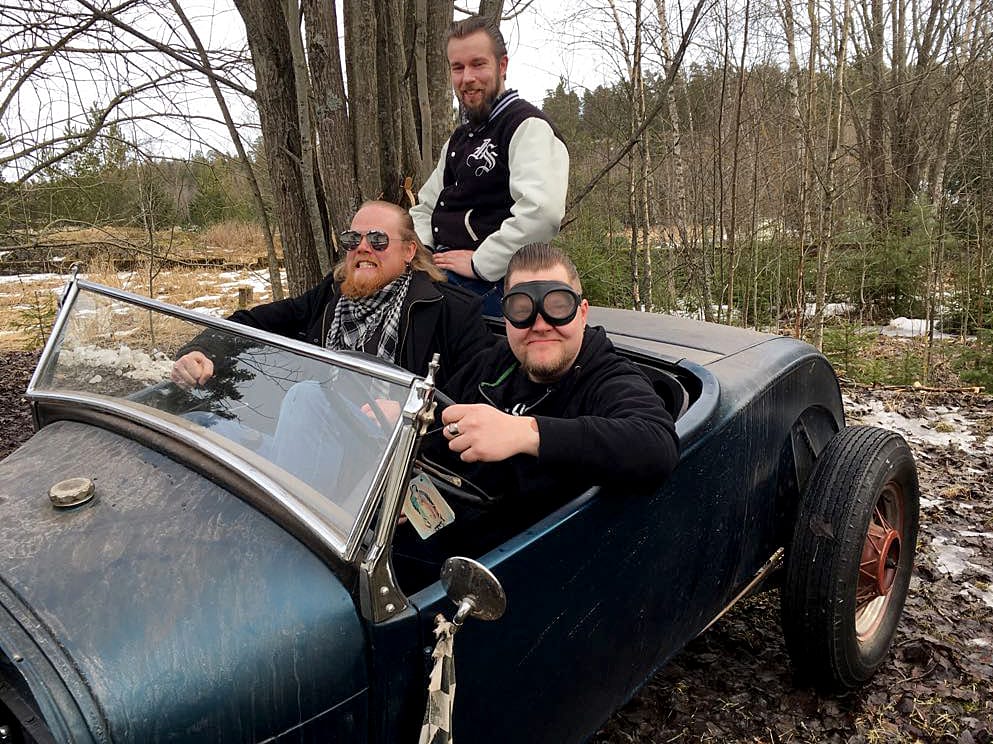 Rumpali Antti Turusen (vas.), kitaristi-laulaja Janne Vuorisen (oik.) ja basisti Tuomas Hummastin (takana) muodostaman Messed Up Trion meininki kelpasi amerikkalaiselle levy-yhtiölle.