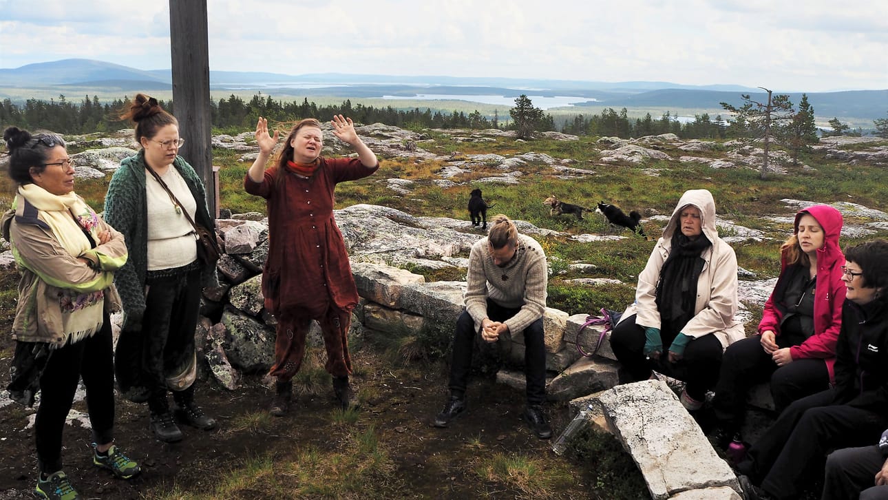 Kollektiivinen itkuvirsi Olos-tunturin huipulla. Vas. Elisabeth Heilmann Blind, Saana Pulkkinen, Hekla Muotka, Tuomas Rounakari, Eija Nilimaa, Hanna-Maria Pikkarainen ja Anja Alatalo.