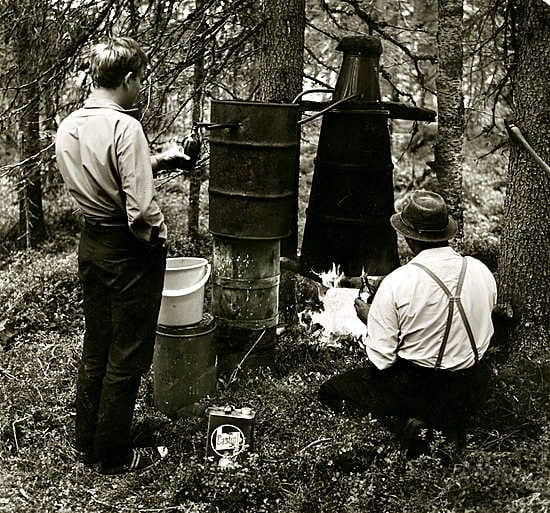 Pontikka porisi kainuulaismetsässä vielä kesällä 1967. Nykyään pontikankeitto on harvinaisempaa.
