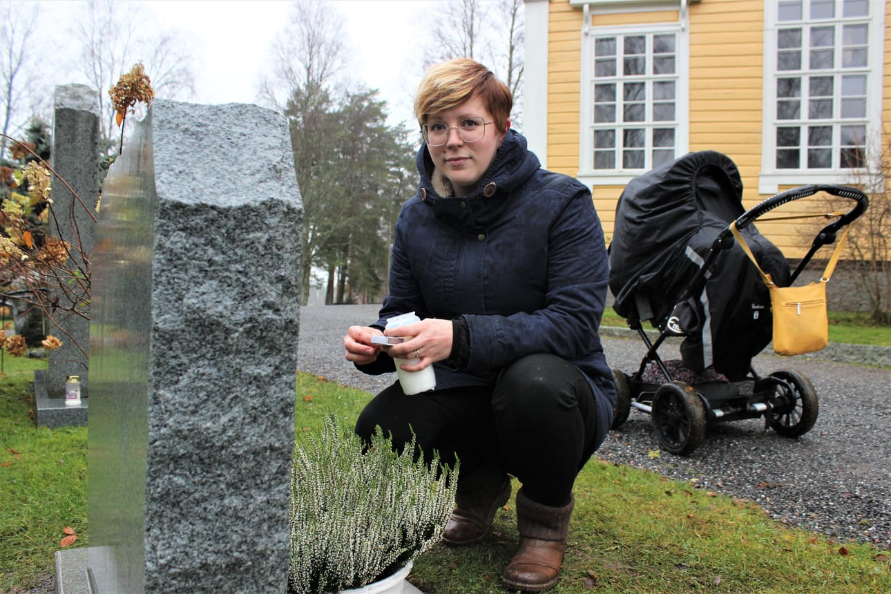 Lapsuutensa ja nuoruutensa Isojoen hautausmaan vieressä asunut Mirjami Varpelaide kokee hautausmaan luonnolliseksi paikaksi Tyhjän sylin muistomerkille. Vaunuissa päiväuniaan vetelee Leevi-poika.