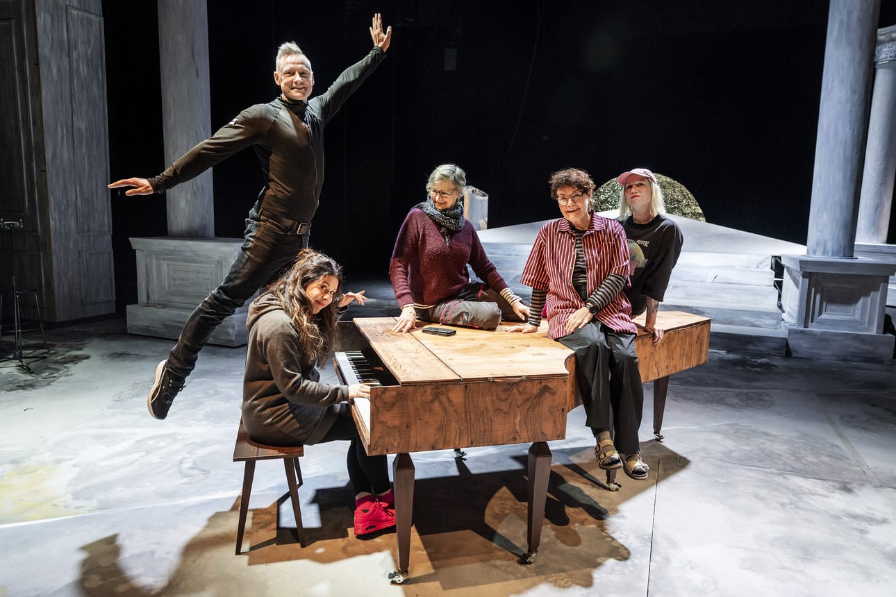 Amadeus-näytelmän tekijät korostavat yhteistyön tärkeyttä. Vasemmalta koreografi Antton Laine, kapellimestari Anna Laakso, lavastussuunnittelija Annukka Pykäläinen, ohjaaja Maiju Sallas ja pukusuunnittelija Paula Varis.