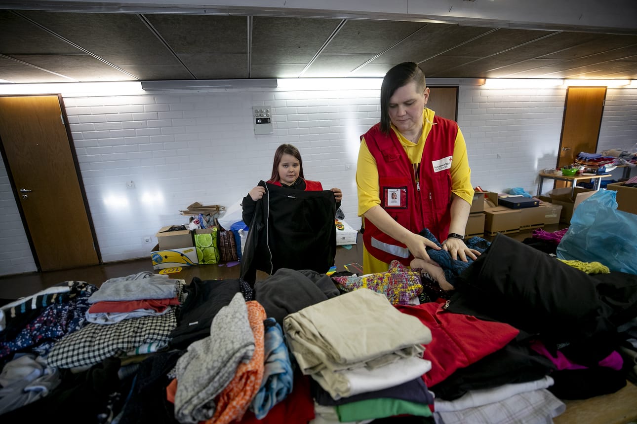 SPR:n Seinäjoen osaston puheenjohtaja Katja Palkoma ja Aliisa-tytär ovat olleen alusta asti mukana keräämässä vaatteita ja muuta tarpeellista ukrainalaisille. Perjantaina ja lauantaina kerätään talvivarusteita Torikeskuksessa. Arkistokuva.