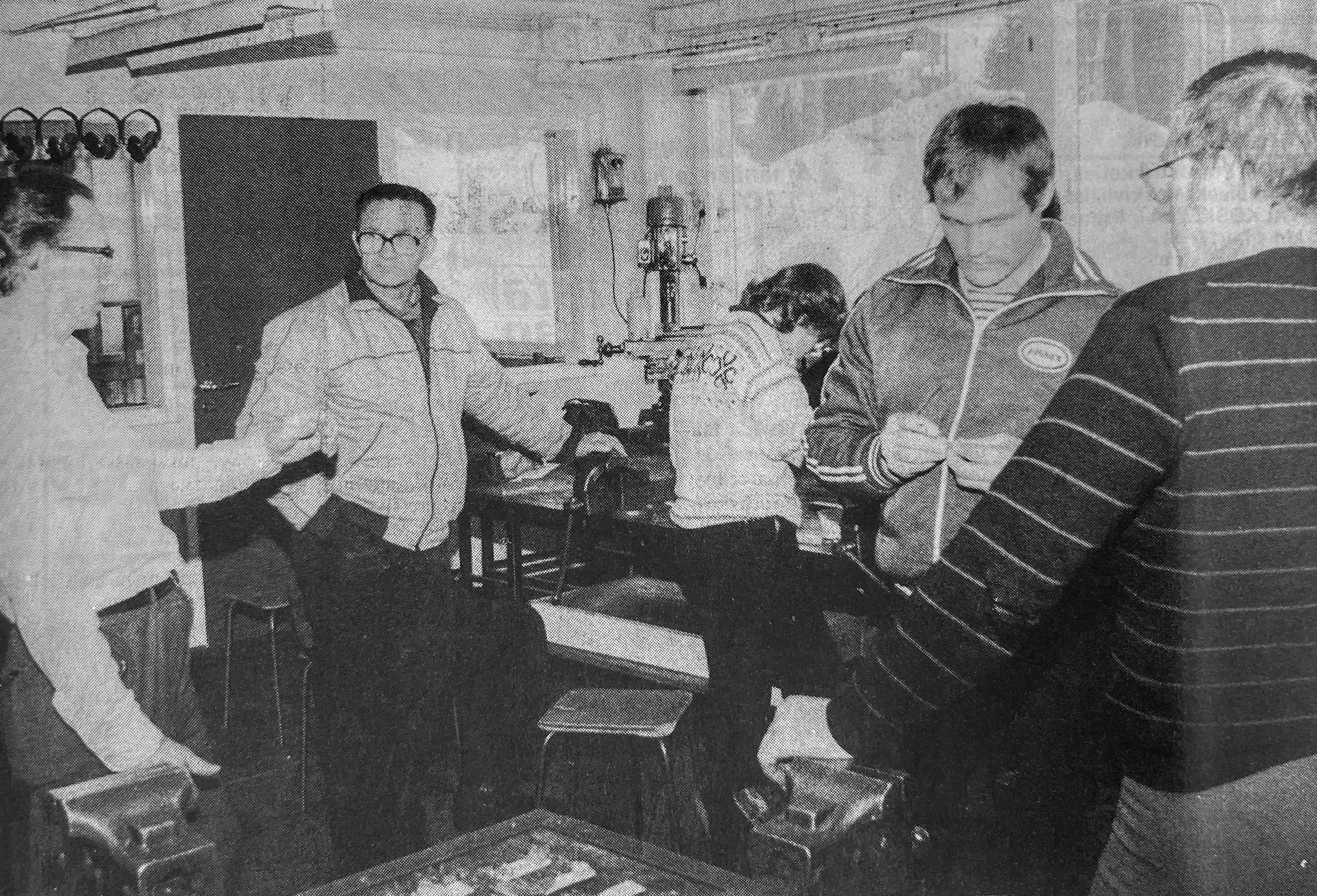 Vanha kuva: Parin päivän tietoisku korukivistä kiinnosti taivalkoskisia helmikuussa 1984