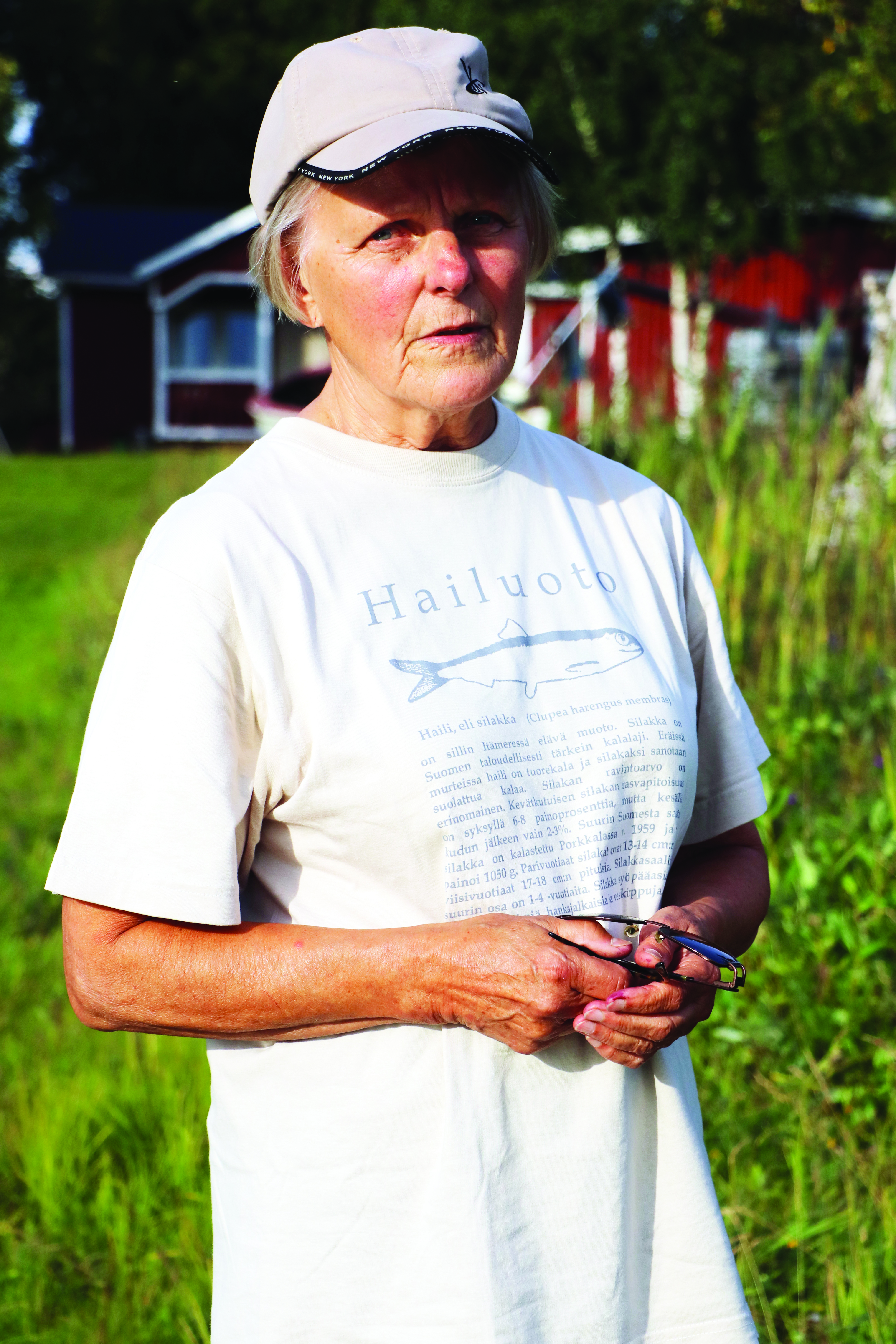 Oululaissyntyinen ja helsingissä vuosia asunut Elsa Böök on tuntenut aina suurta vetoa Hailuotoon. Kuutisen vuotta sitten hän muutti saareen pysyvästi ja löysi vielä unelmiensa kesäpaikan rakkaasta Rautaletosta.