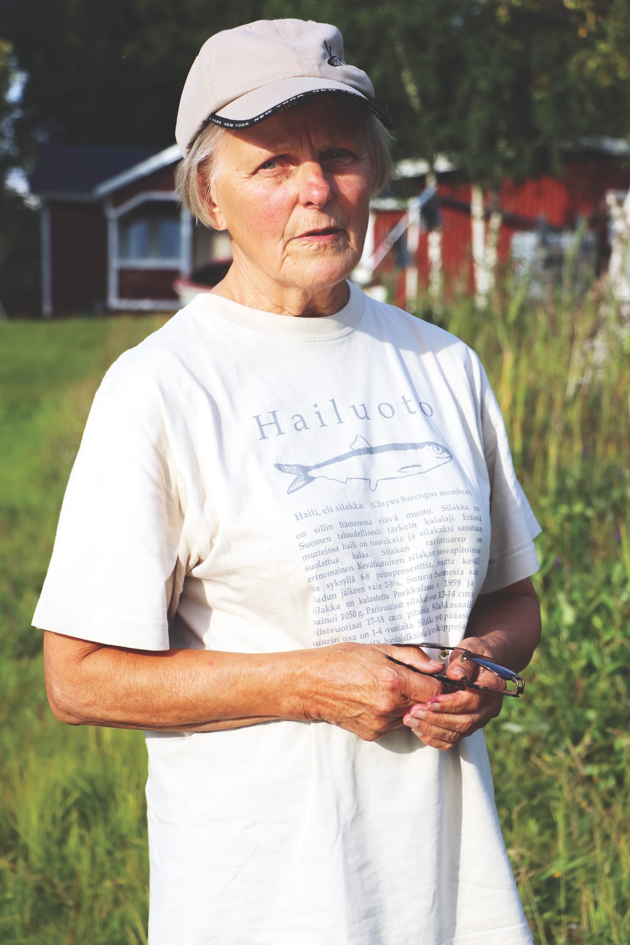 Oululaissyntyinen ja helsingissä vuosia asunut Elsa Böök on tuntenut aina suurta vetoa Hailuotoon. Kuutisen vuotta sitten hän muutti saareen pysyvästi ja löysi vielä unelmiensa kesäpaikan rakkaasta Rautaletosta.