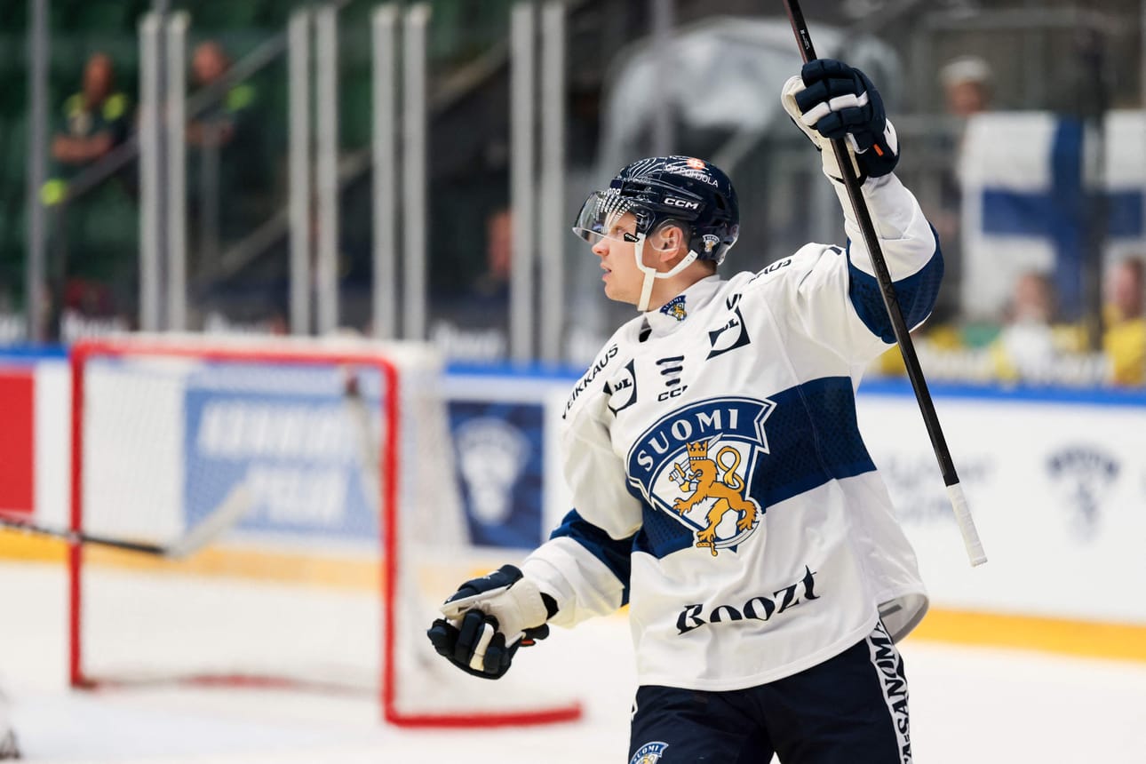 Vili Saarijärvi tuuletti maaliaan Ruotsin EHT-turnauksen ottelussa Tshekkiä vastaan.