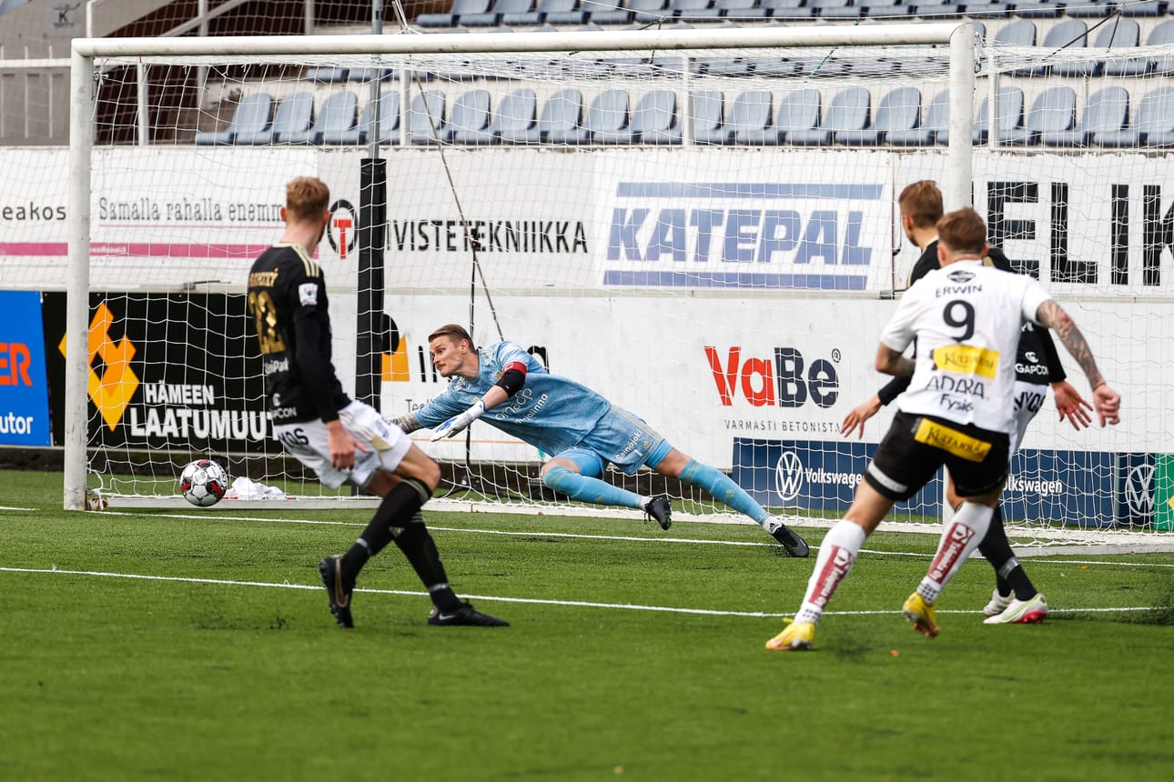 SJK ei pystynyt pysäyttämään Hakan Lee Erwiniä, joka teki ottelussa kaksi maalia.