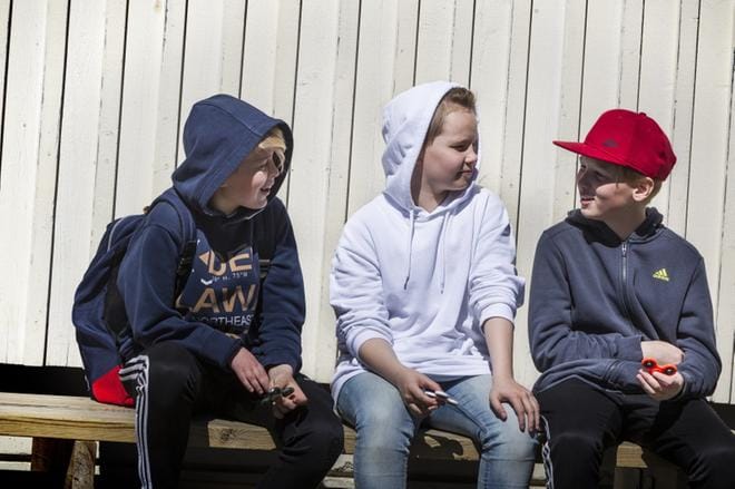 Mikael Hietamäki, Kasper Tuomaala ja Jasper Virkkala kertovat, että suosituimpia Fidget Spinnerit ovat 7. luokan oppilaiden ja alakoululaisten keskuudessa, mutta niitä näkee myös vanhemmilla oppilailla. KUVA: SELMA PAAVOLA