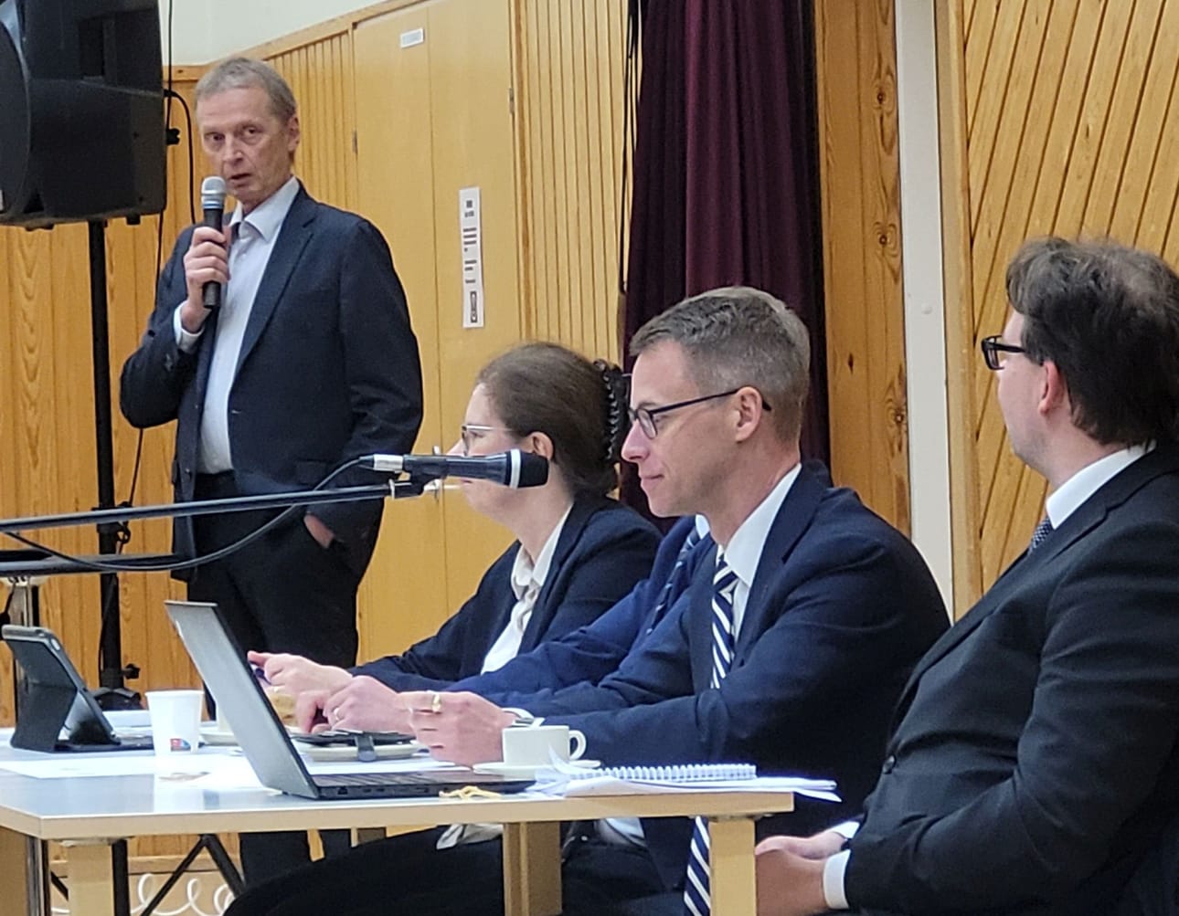 – Missä on talousarviokirja, kysyi valtuutettu Heikki Hakala. Pöydän takaa hallintojohtaja Liisa Salolta, valtuuston puheenjohtaja Janne Sankelolta tai kaupunginjohtaja Vesa Rantalalta ei tullut vastausta.