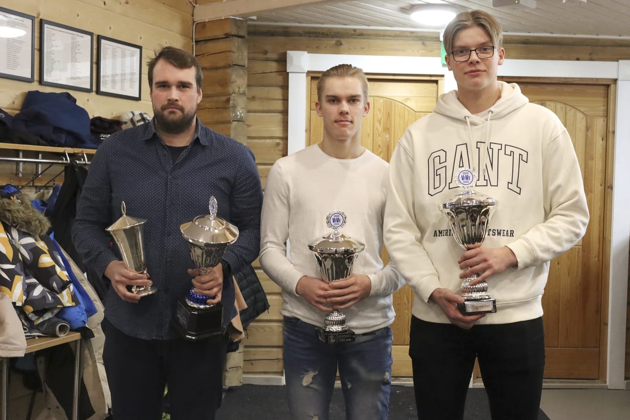 Vimpelin Vedon paras pesäpalloilija Jukka-Pekka Vainionpää sekä palkitut Elmeri Anttila (1p) ja Aleksi Lassila (2p)
