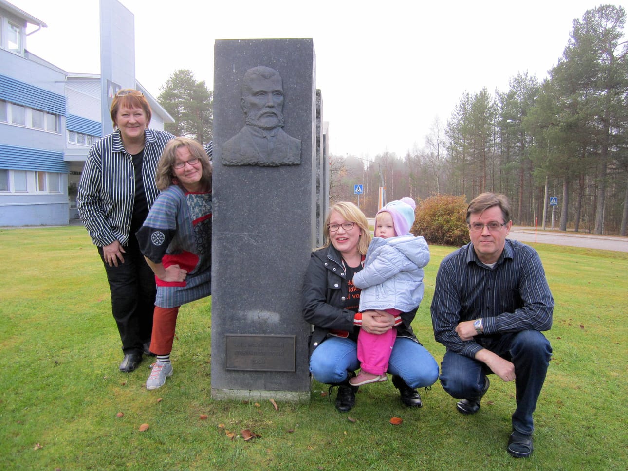 Kulttuurihankkeen puuhaihmiset Riitta Hakulinen (vas.), Pirkko Mäkelä, Virva Jakkula sylissään tyttärensä ja Jarmo Pyhtinen innostavat posiolaisia mukaan vaikkapa laulamaan, soittamaan tai valokuvaamaan tai vaikkapa kyläoppaiksi näyttämään valokuvauskohteita.