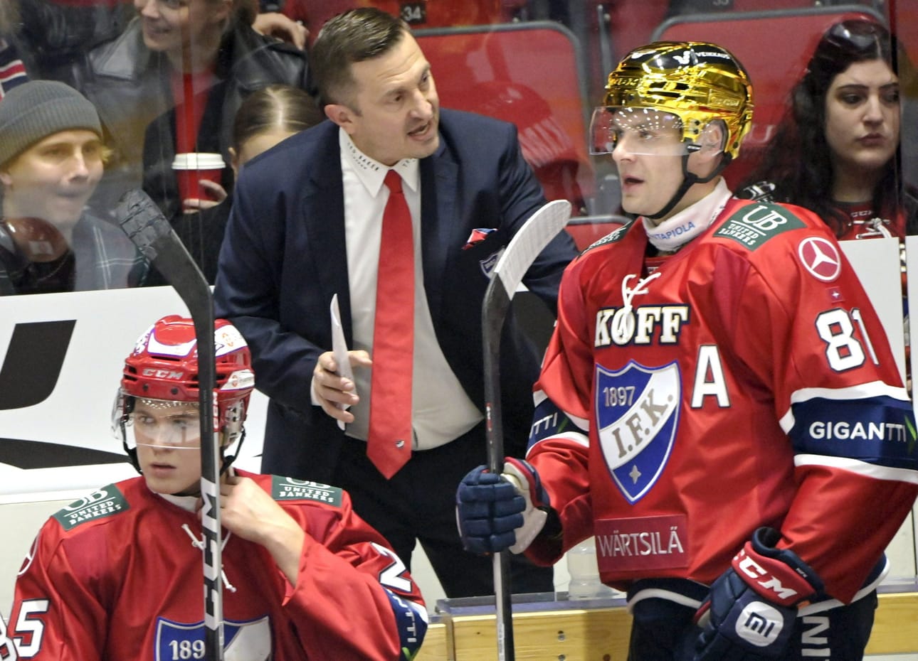 HIFKin vaihtoaitiossa päävalmentaja Ville Peltonen sekä Kasper Halttunen ja Iiro Pakarinen ottelussa Sportia vastaan 28. syyskuuta. LEHTIKUVA / Jussi Nukari