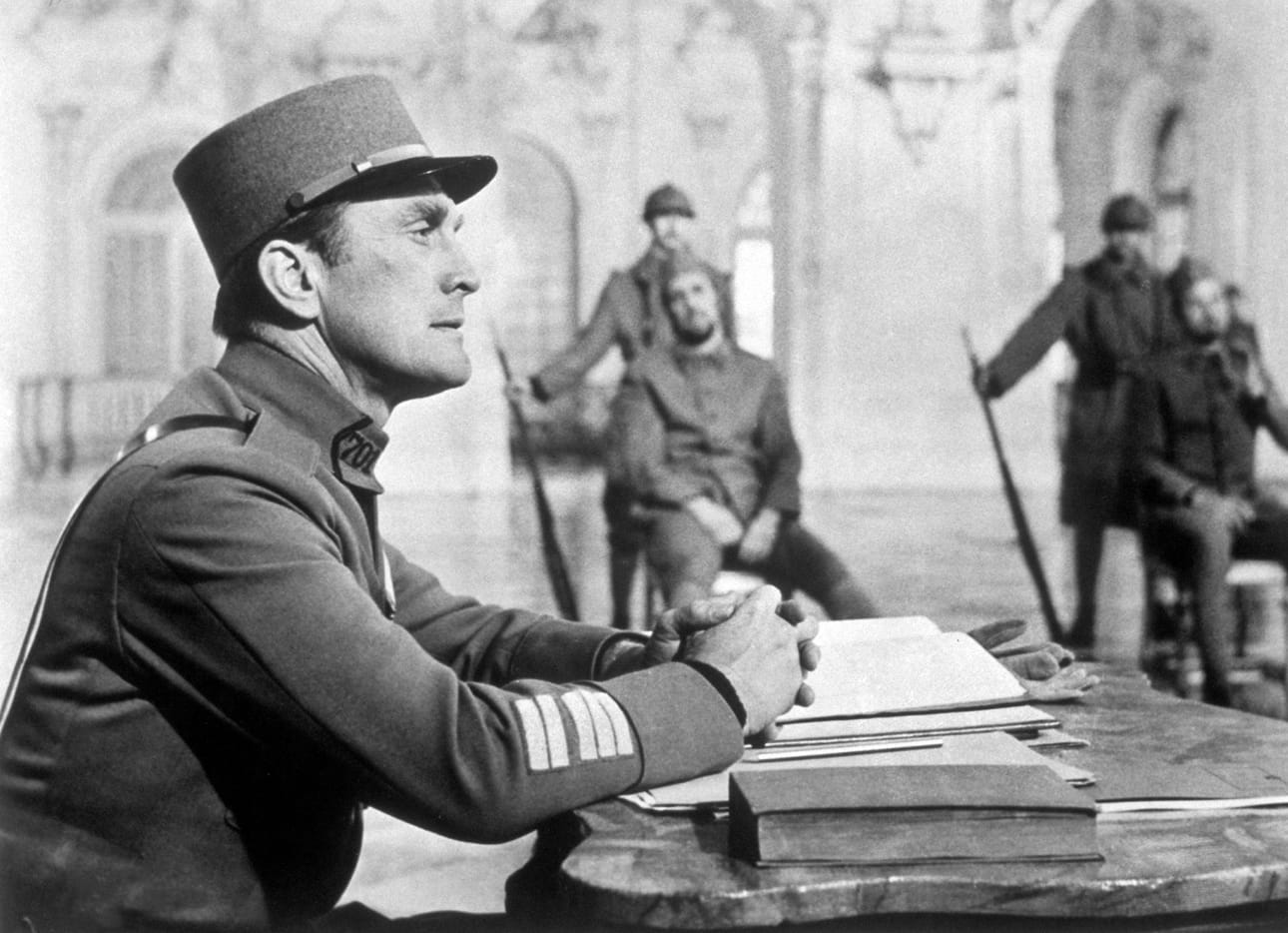 Sodanvastaisen elokuvaklassikon pääosassa everstinä nähdään Kirk Douglas.