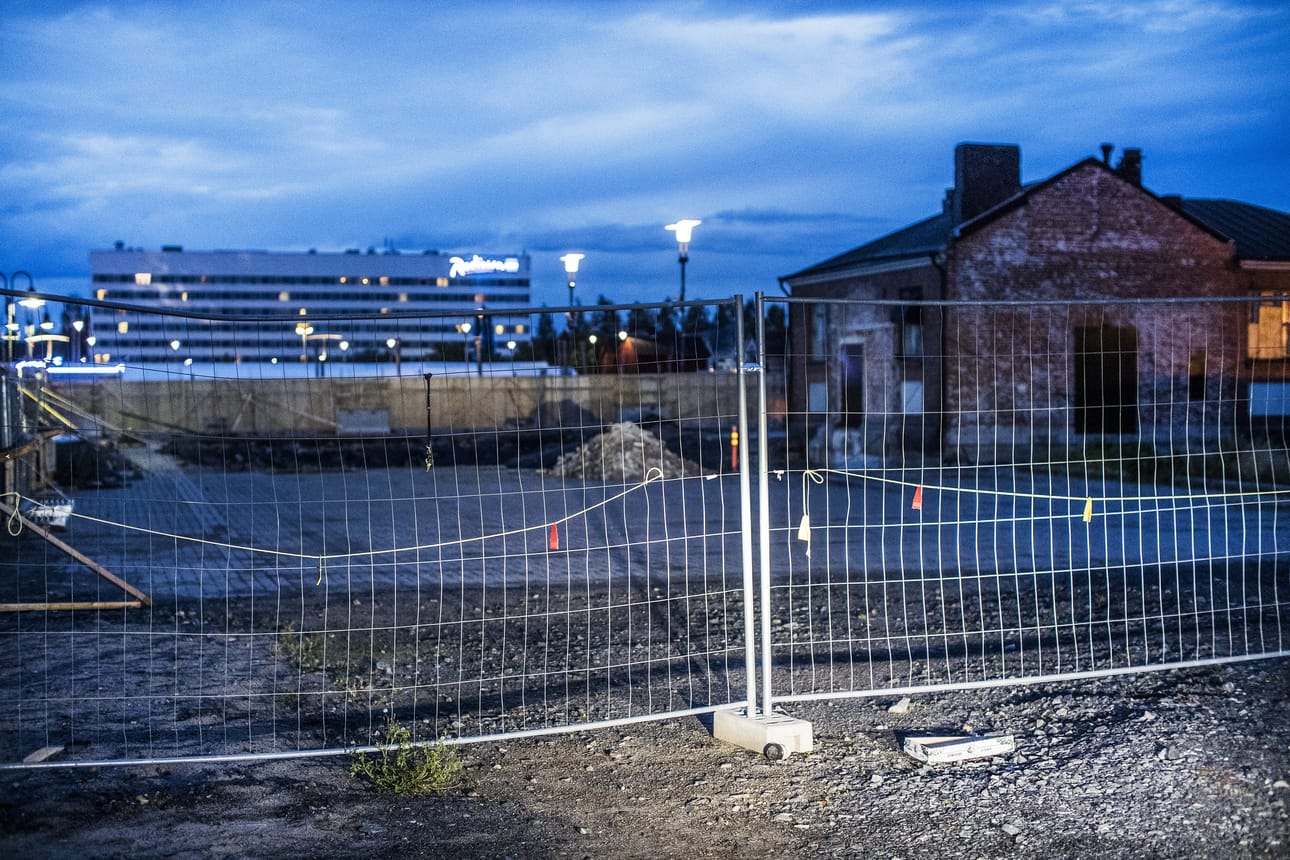 Monttu odottaa työn alkamista Kauppahallin vieressä. Kauppahallin ja uuden hotellin väliin on kaavailtu tilaa, joka yhdistäisi rakennukset. Kauppahallin remontti kuitenkin alkaa ensi vuoden alussa riippumatta siitä, millä mallilla hotellihanke silloin on.